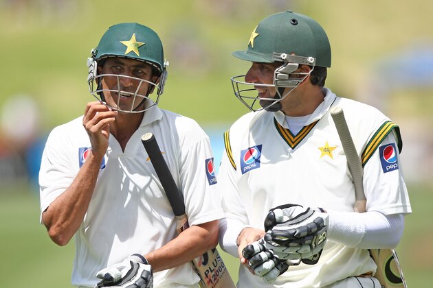 WELLINGTON, NEW ZEALAND - JANUARY 17:  Captain of Pakistan Misbah-ul-Haq with team mate Younis Khan walk off of the field at lunch during day three of the Second Test match between the New Zealand Blackcaps and Pakistan at Basin Reserve on January 17, 2011 in Wellington, New Zealand.  (Photo by Marty Melville/Getty Images)