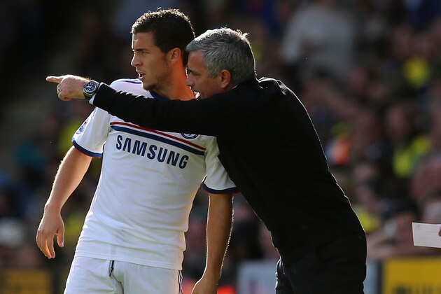 NORWICH, ENGLAND - OCTOBER 06:  Manager Jose Mourinho of Chelsea speaks to Eden Hazard of Chelsea during the Barclays Premier League match between Norwich City and Chelsea at Carrow Road on October 6, 2013 in Norwich, England.  (Photo by Julian Finney/Getty Images)