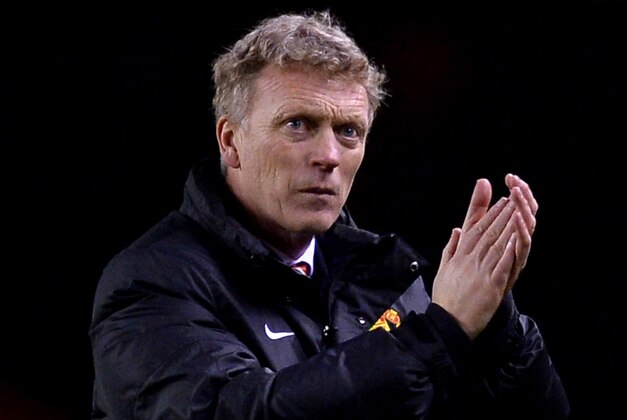 SUNDERLAND, ENGLAND - JANUARY 07:  David Moyes manager of Manchester United applauds the travelling fans after the Capital One Cup Semi-Final, first leg match between Sunderland and Manchester United at Stadium of Light on January 7, 2014 in Sunderland, England.  (Photo by Laurence Griffiths/Getty Images)