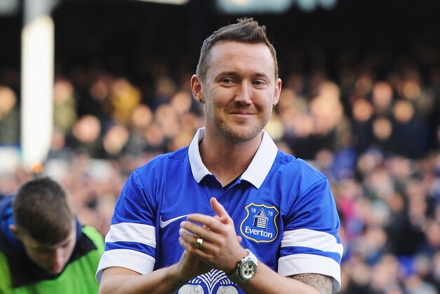 LIVERPOOL, ENGLAND - JANUARY 11: New Everton signing Aiden McGeady applauds the fans prior to the Barclays Premier League match between Everton and Norwich City at Goodison Park on January 11, 2014 in Liverpool, England.  (Photo by Chris Brunskill/Getty Images)