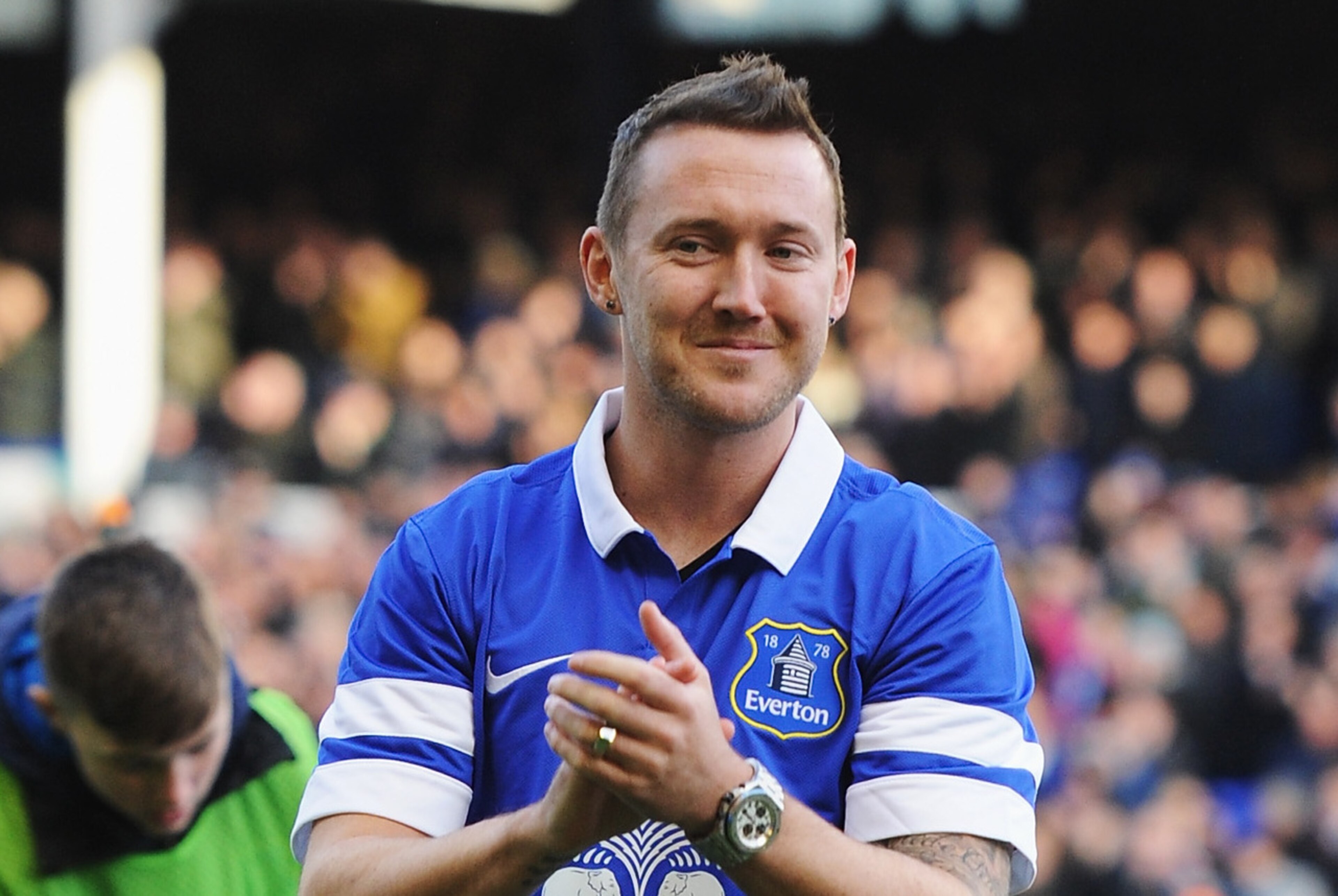 LIVERPOOL, ENGLAND - JANUARY 11: New Everton signing Aiden McGeady applauds the fans prior to the Barclays Premier League match between Everton and Norwich City at Goodison Park on January 11, 2014 in Liverpool, England.  (Photo by Chris Brunskill/Getty Images)