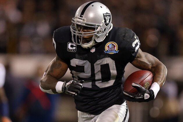OAKLAND, CA - DECEMBER 06:  Darren McFadden #20 of the Oakland Raiders runs with the ball against the Denver Broncos at O.co Coliseum on December 6, 2012 in Oakland, California.  (Photo by Ezra Shaw/Getty Images)