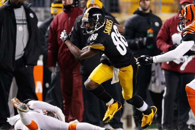 PITTSBURGH, PA - DECEMBER 15: Emmanuel Sanders #88 of the Pittsburgh Steelers tries to avoid tackle of Chris Crocker #32 of the Cincinnati Bengals after a second quarter catch at Heinz Field on December 15, 2013 in Pittsburgh, Pennsylvania.  (Photo by Gregory Shamus/Getty Images)