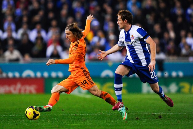 BARCELONA, SPAIN - JANUARY 12:  Luka Modric of Real Madrid CF duels for the ball with Alex of RCD Espanyol during the La Liga match between RCD Espanyol and Real Madrid CF at Cornella-El Prat Stadium on January 12, 2014 in Barcelona, Spain.  (Photo by David Ramos/Getty Images)