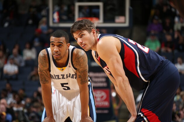 MEMPHIS, TN - JANUARY 12:  Courtney Lee #5 of the Memphis Grizzlies during the game with Kyle Korver #26 of the Atlanta Hawks on January 12, 2014 at FedExForum in Memphis, Tennessee. NOTE TO USER: User expressly acknowledges and agrees that, by downloading and or using this photograph, User is consenting to the terms and conditions of the Getty Images License Agreement. Mandatory Copyright Notice: Copyright 2014 NBAE (Photo by Joe Murphy/NBAE via Getty Images)