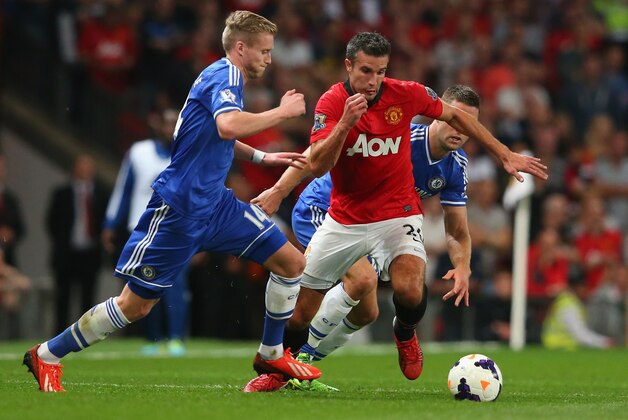 MANCHESTER, ENGLAND - AUGUST 26:  Robin van Persie of Manchester United competes with Andre Shurrle (L) and Gary Cahill of Chelsea during the Barclays Premier League match between Manchester United and Chelsea at Old Trafford on August 26, 2013 in Manchester, England.  (Photo by Alex Livesey/Getty Images)
