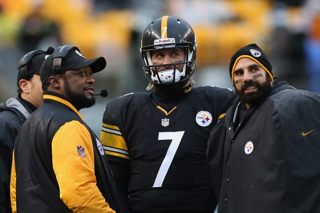 PITTSBURGH, PA - DECEMBER 29:  Head Coach Mike Tomlin speaks with Ben Roethlisberger #7 and Bruce Gradkowski #5 of the Pittsburgh Steelers during the game against the Cleveland Browns at Heinz Field on December 29, 2013 in Pittsburgh, Pennsylvania.  The Steelers defeated the Browns 20-7.  (Photo by Karl Walter/Getty Images)