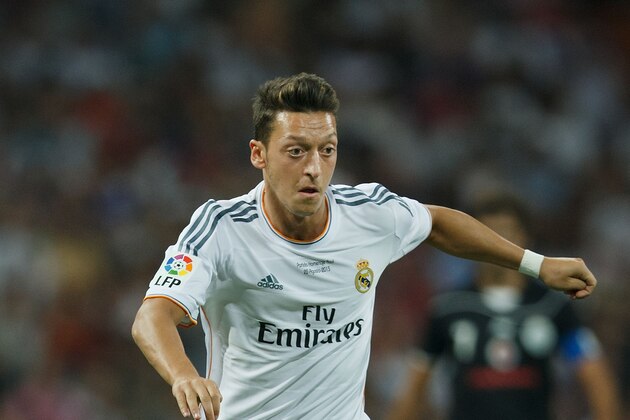 MADRID, SPAIN - AUGUST 22:  Mesut Ozil of Real Madrid CF controls the ball during the Santiago Bernabeu Trophy match between Real Madrid CF and Al-Sadd at Estadio Santiago Bernabeu on August 22, 2013 in Madrid, Spain.  (Photo by Gonzalo Arroyo Moreno/Getty Images)