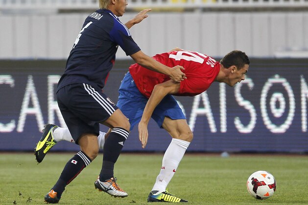 NOVI SAD, SERBIA - OCTOBER 11:  Nemanja Matic (R) of Serbia is challenged by Keisuke Honda (L) of Japan during international friendly match between Serbia and Japan at stadium Karadjordje on October 11, 2013 in Novi Sad, Serbia.  (Photo by Srdjan Stevanovic/Getty Images)