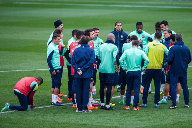 BARCELONA, SPAIN - JANUARY 03:  FC Barcelona players listen to Head coach Gerardo 'Tata' Martino (C) of FC Barcelona during a training session at the Mini Stadi Stadium on January 3, 2014 in Barcelona, Spain.  (Photo by David Ramos/Getty Images)