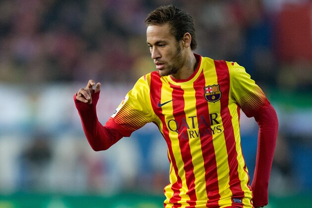 MADRID, SPAIN - JANUARY 11: Neymar JR. of FC Barcelona controls the ball during the La Liga match between Club Atletico de Madrid and FC Barcelona at Vicente Calderon Stadium on January 11, 2014 in Madrid, Spain.  (Photo by Gonzalo Arroyo Moreno/Getty Images)