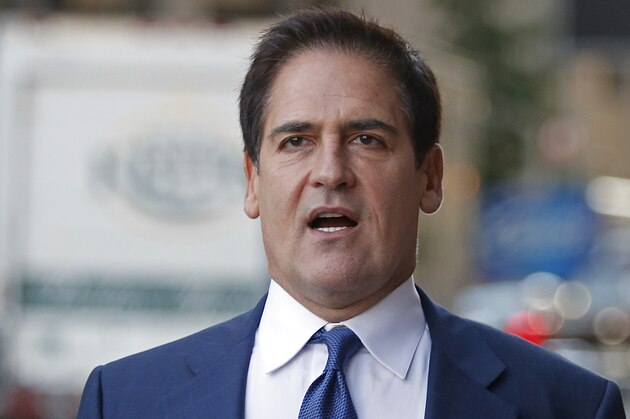 DALLAS, TX - SEPTEMBER 30:  Mark Cuban holds a coffee cup as he prepares to enter the Earle Cabell Federal Building and Courthouse on September 30, 2013 in Dallas, Texas. Mark Cuban is expected to testify in the government's insider-trading case against him. (Photo by Stewart F. House/Getty Images)