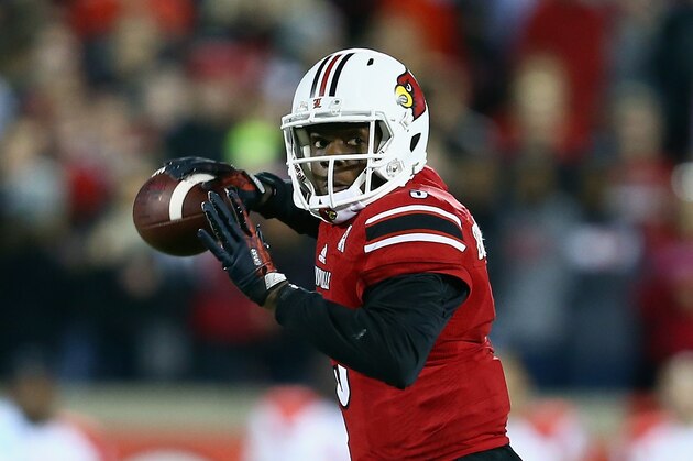 LOUISVILLE, KY - NOVEMBER 16:  Teddy Bridgewater #5 of the Louisville Cardinals throws a pass during the game against the Houston Cougars at Papa John's Cardinal Stadium on November 16, 2013 in Louisville, Kentucky.  (Photo by Andy Lyons/Getty Images)