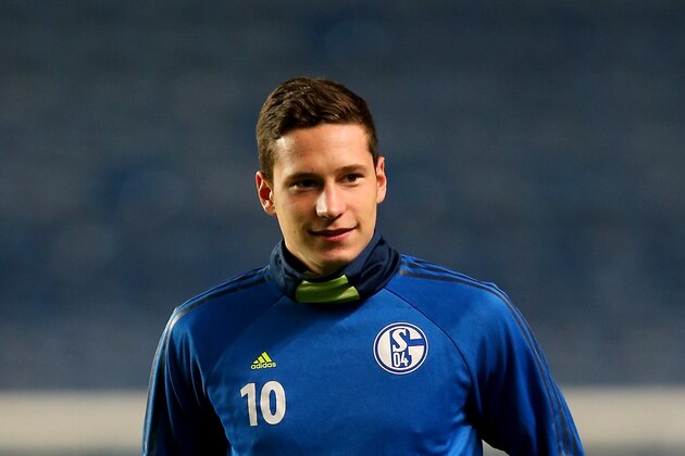 LONDON, ENGLAND - NOVEMBER 05: Julian Draxler of FC Schalke looks on during a training Session on November 5, 2013 in London, England.  (Photo by Clive Rose/Getty Images)