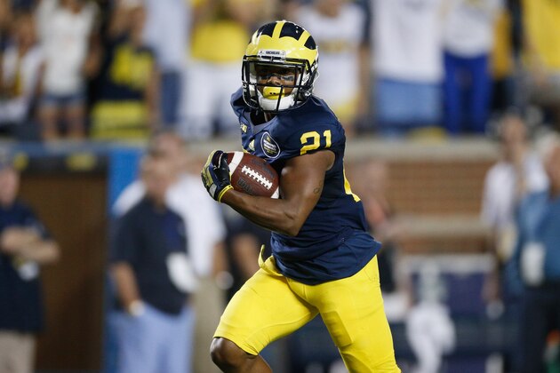 ANN ARBOR, MI - SEPTEMBER 07:  Jeremy Gallon #21 of the Michigan Wolverines runs in towards a first quarter touchdown against the Notre Dame Fighting Irish during the game at Michigan Stadium on September 7, 2013 in Ann Arbor, Michigan.  (Photo by Gregory Shamus/Getty Images)