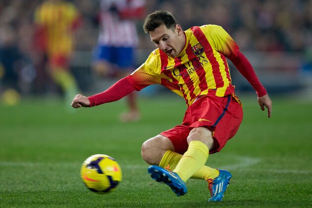 MADRID, SPAIN - JANUARY 11:  Lionel Messi of FC Barcelona strikes the ball during the La Liga match between Club Atletico de Madrid and FC Barcelona at Vicente Calderon Stadium on January 11, 2014 in Madrid, Spain.  (Photo by Gonzalo Arroyo Moreno/Getty Images)