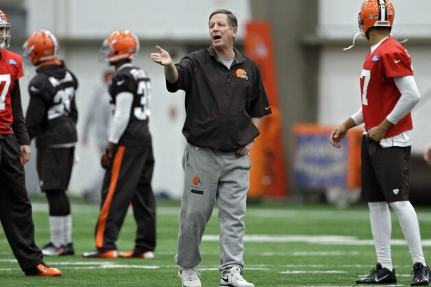 Cleveland Browns offensive coordinator Norv Turner talks to his offense during practice at the NFL football team's facility in Berea, Ohio Thursday, Dec. 19, 2013. (AP Photo/Mark Duncan)
