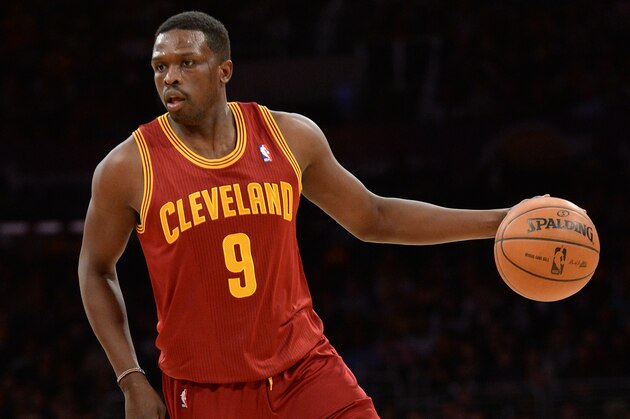 LOS ANGELES, CA - JANUARY 14:  Luol Deng #9 of the Cleveland Cavaliers dribbles the ball against the Los Angeles Lakers at Staples Center on January 14, 2014 in Los Angeles, California. NOTE TO USER: User expressly acknowledges and agrees that, by downloading and/or using this Photograph, user is consenting to the terms and conditions of the Getty Images License Agreement. Mandatory Copyright Notice: Copyright 2014 NBAE (Photo by Noah Graham/NBAE via Getty Images)