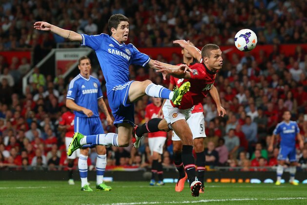 MANCHESTER, ENGLAND - AUGUST 26: Oscar of Chelsea is challenged by Nemanja Vidic of Manchester United during the Barclays Premier League match between Manchester United and Chelsea at Old Trafford on August 26, 2013 in Manchester, England. (Photo by Alex Livesey/Getty Images) MANCHESTER, ENGLAND - AUGUST 26: Oscar of Chelsea is challenged by Nemanja Vidic of Manchester United during the Barclays Premier League match between Manchester United and Chelsea at Old Trafford on August 26, 2013 in Manchester, England. (Photo by Alex Livesey/Getty Images)