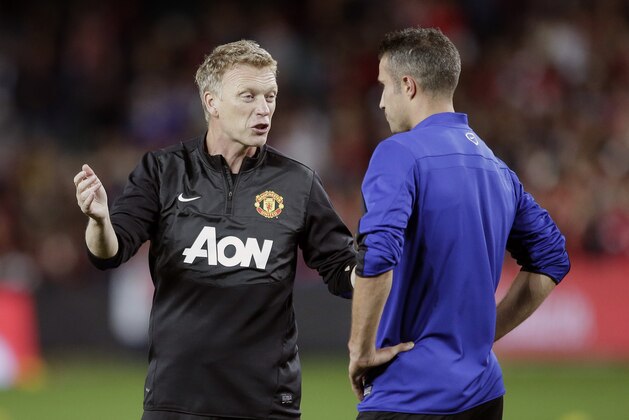 Manchester United's manager David Moyes left, speaks with player Robin van Persie during a training in Sydney, Australia, Friday, July 19, 2013. Manchester United will play Sydney AllStars in an exhibition soccer match at Sydney Olympic Park Saturday.(AP Photo/Rob Griffith)