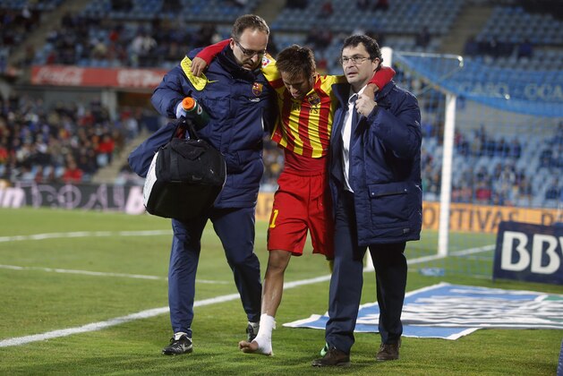 FC Barcelona's Neymar from Brazil, centre, leaves the field injured during a Spanish Copa del Rey match between FC Barcelona and Getafe at the Coliseum Alfonso Perez stadium in Madrid, Spain, Thursday, Jan. 16, 2014. (AP Photo/Andres Kudacki)