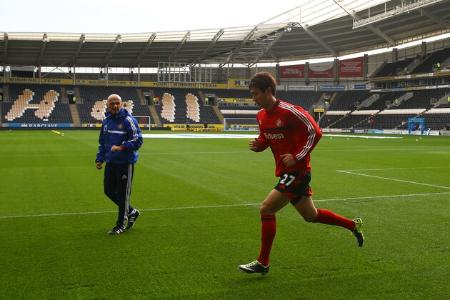 HULL, ENGLAND - NOVEMBER 02:  Ji Dong-won (R) of Sunderland underatkes a late fitness test ahead of the Barclays Premier League match between Hull City and Sunderland at KC Stadium on November 2, 2013 in Hull, England.  (Photo by Matthew Lewis/Getty Images)