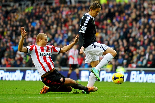 SUNDERLAND, ENGLAND - JANUARY 18:  Gaston Ramirez of Southampton is challenged by Wes Brown of Sunderland during the Barclays Premier League match between Sunderland and Southampton at Stadium of Light on January 18, 2014 in Sunderland, England.  (Photo by Laurence Griffiths/Getty Images)