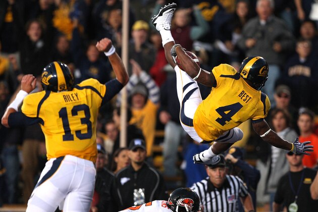 BERKELEY, CA - NOVEMBER 07:  Jahvid Best #4 of the California Golden Bears jumps into the endzone for a touchdown against the Oregon State Beavers at California Memorial Stadium on November 7, 2009 in Berkeley, California.  (Photo by Jed Jacobsohn/Getty Images)