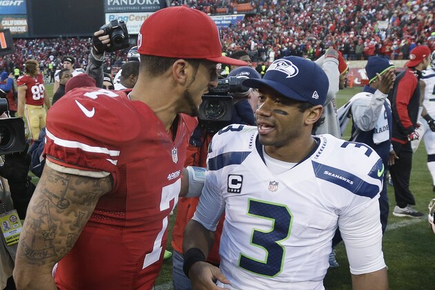 El quarterback de los 49ers, Colin Kaepernick, izquierda, habla con el quarterback de los Seahawks, Russell Wilson, tras un partido el 8 de diciembre de 2013 en San Francisco. (AP Photo/Marcio Jose Sanchez)
