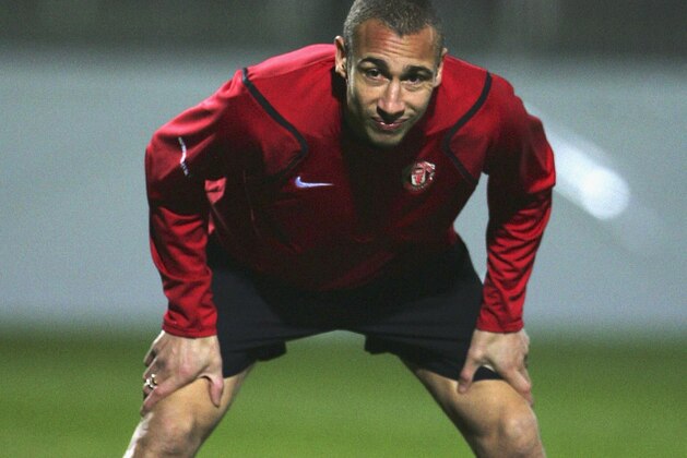 LENS, FRANCE - FEBRUARY 19:   Henrik Larsson warms up during a Manchester United training session at the Gaillette training Centre on February 19, 2007 in Lens, France.  (Photo by Phil Cole/Getty Images)