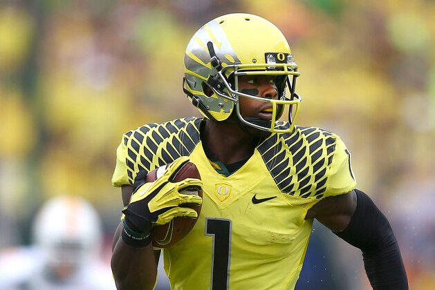 EUGENE, OR - SEPTEMBER 14:  Josh Huff #1 of the Oregon Ducks runs the ball for a touchdown against the Tennessee Volunteers on September 14, 2013 at the Autzen Stadium in Eugene, Oregon.  (Photo by Jonathan Ferrey/Getty Images)