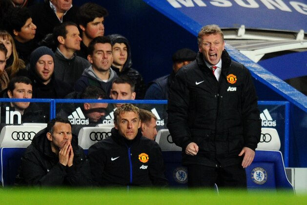 LONDON, ENGLAND - JANUARY 19: David Moyes the Manchester United manager reacts as Ryan Giggs and Phil Neville look on during the Barclays Premier League match between Chelsea and Manchester United at Stamford Bridge on January 19, 2014 in London, England.  (Photo by Mike Hewitt/Getty Images)