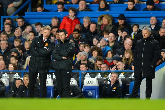 LONDON, ENGLAND - JANUARY 19:  David Moyes the Manchester United manager speaks with the fourth official whilst Jose Mourinho the Chelsea manager looks on during the Barclays Premier League match between Chelsea and Manchester United at Stamford Bridge on January 19, 2014 in London, England.  (Photo by Shaun Botterill/Getty Images)