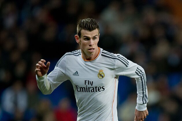 MADRID, SPAIN - NOVEMBER 30: Gareth Bale of Real Madrid CF controls the ball during the La Liga match between Real Madrid CF and Real Valladolid CF at Estadio Santiago Bernabeu on November 30, 2013 in Madrid, Spain.  (Photo by Gonzalo Arroyo Moreno/Getty Images)