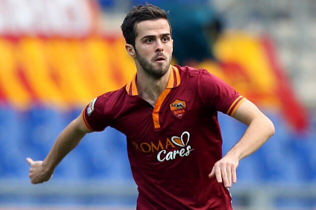 ROME, ITALY - JANUARY 12:  Miralem Pjanic of AS Roma in action during the Serie A match between AS Roma and Genoa CFC at Stadio Olimpico on January 12, 2014 in Rome, Italy.  (Photo by Paolo Bruno/Getty Images)