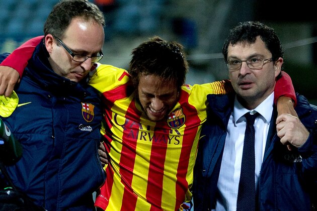 GETAFE, SPAIN - JANUARY 16:  Neymar Jr. of FC Barcelona is assisted as he leaves the pitch after picking up an injury during the Copa del Rey Round of 8 second leg match between Getafe CF and FC Barcelona at Coliseum Alfonso Perez on January 16, 2014 in Getafe, Spain.  (Photo by Gonzalo Arroyo Moreno/Getty Images)