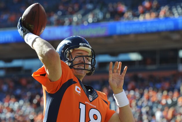 Peyton Manning, de los Broncos de Denver, calienta el brazo antes de la final de la Conferencia Americana frente a los Patriots de Nueva Inglaterra, el domingo 19 de enero de 2014 (AP Foto/Jack Dempsey)