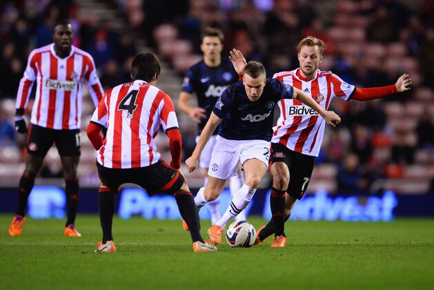 SUNDERLAND, ENGLAND - JANUARY 07:  Tom Cleverley of Manchester United takes on Sebastian Larsson (7) and Ki Sung-Yong of Sunderland (4) during the Capital One Cup Semi-Final, first leg match between Sunderland and Manchester United at Stadium of Light on January 7, 2014 in Sunderland, England.  (Photo by Michael Regan/Getty Images)