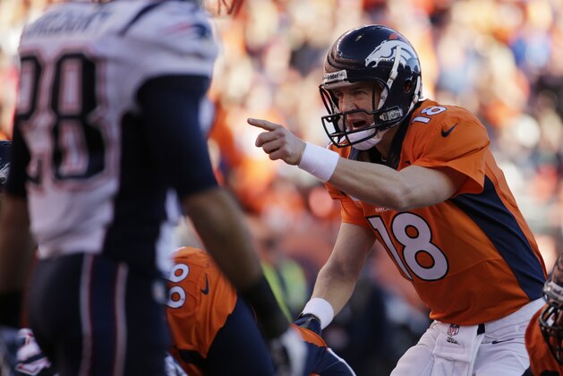 El mariscal de los Broncos de Denver Peyton Manning da indicaciones durante la segunda mitad de la final de la Conferencia Americana ante los Patriots de Nueva Inglaterra, el domingo 19 de enero de 2014 (AP Foto/Charlie Riedel)