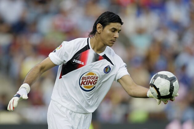 Getafe's goalkeeper Oscar Ustari of Argentina prepares to kick the ball during a Spanish La Liga soccer match against Barcelona at the Coliseum stadium in Getafe, Spain Saturday Sept. 12, 2009. (AP Photo/Paul White)