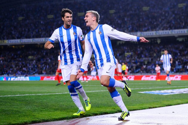 SAN SEBASTIAN, SPAIN - OCTOBER 27:  Antoine Griezmann (R) of Real Sociedad de Futbol celebrates with his teammate Xabier Prieto Argarate after scoring his team's second goalduring the La Liga match between Real Sociedad de Futbol and UD Almeria at Estadio Anoeta on October 27, 2013 in San Sebastian, Spain.  (Photo by David Ramos/Getty Images)