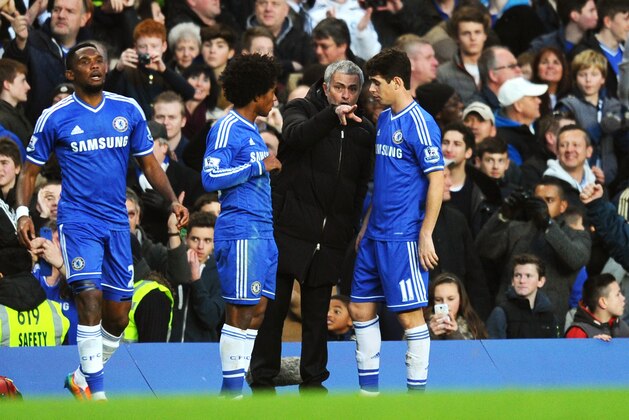 LONDON, ENGLAND - JANUARY 19:  Jose Mourinho the Chelsea manager issues instructions to Willian and Oscar of Chelsea during the Barclays Premier League match between Chelsea and Manchester United at Stamford Bridge on January 19, 2014 in London, England.  (Photo by Mike Hewitt/Getty Images)