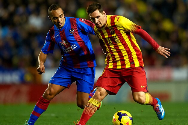 VALENCIA, SPAIN - JANUARY 19:  Nabil El Zhar (L) of Levante competes for the ball with Lionel Messi of Barcelona during the la Liga match between Levante UD and FC Barcelona at Ciutat de Valencia on January 19, 2014 in Valencia, Spain.  (Photo by Manuel Queimadelos Alonso/Getty Images)