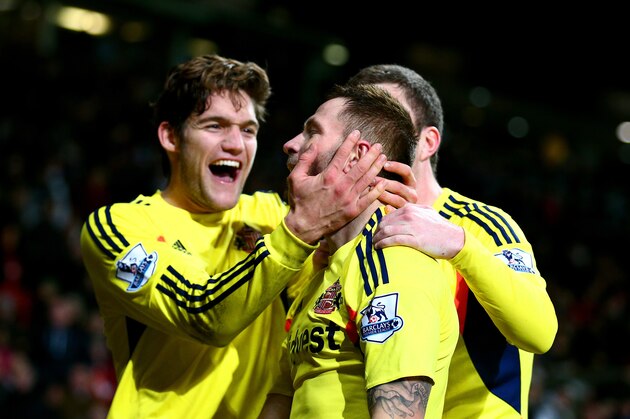 MANCHESTER, ENGLAND - JANUARY 22:  Phil Bardsley (L) of Sunderland celebrates with teammates after scoring his team's goal during the Capital One Cup semi final, second leg match between Manchester United and Sunderland at Old Trafford on January 22, 2014 in Manchester, England.  (Photo by Clive Mason/Getty Images)