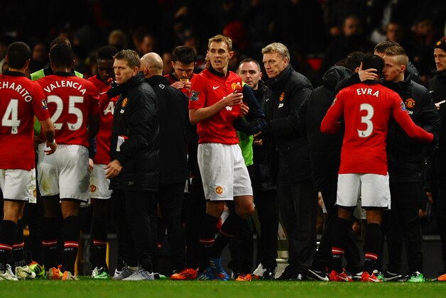 MANCHESTER, ENGLAND - JANUARY 22:  David Moyes the Manchester United manager speaks with his players prior to extra time during the Capital One Cup semi final, second leg match between Manchester United and Sunderland at Old Trafford on January 22, 2014 in Manchester, England.  (Photo by Laurence Griffiths/Getty Images)