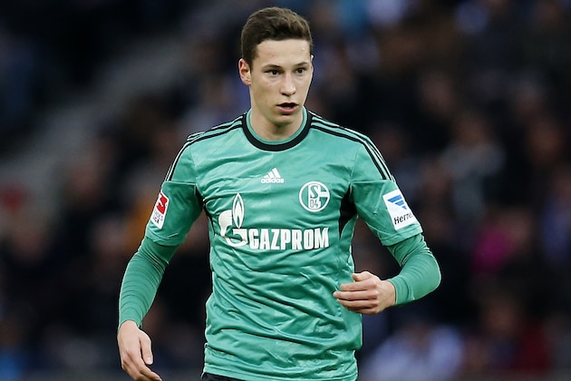 Schalke's Julian Draxler plays the ball during the German first division Bundesliga soccer match between Hertha BSC and FC Schalke 04 in Berlin, Germany, Saturday, Nov. 2, 2013. Schalke defeated Berlin by 2-0. (AP Photo/Michael Sohn)