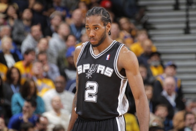 OAKLAND, CA - DECEMBER 19: Kawhi Leonard #2 of the San Antonio Spurs in a game against the Golden State Warriors on December 19, 2013 at Oracle Arena in Oakland, California. NOTE TO USER: User expressly acknowledges and agrees that, by downloading and or using this photograph, user is consenting to the terms and conditions of Getty Images License Agreement. Mandatory Copyright Notice: Copyright 2013 NBAE (Photo by Rocky Widner/NBAE via Getty Images)