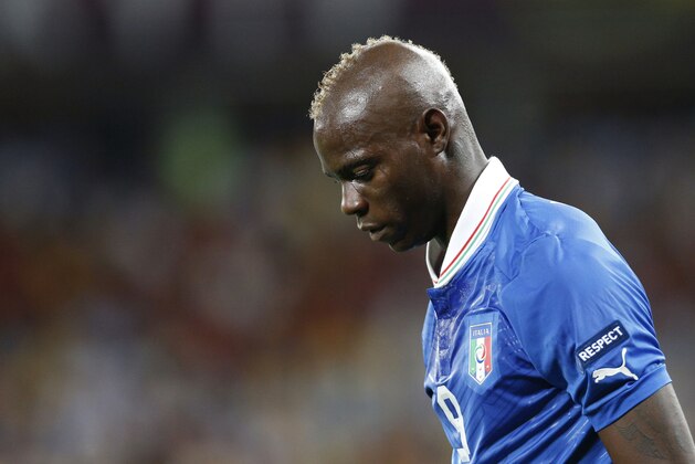 ARCHIV: Italy's Mario Balotelli walks head-down during the Euro 2012 soccer championship final  between Spain and Italy in Kiev, Ukraine, Sunday, July 1, 2012. Der Italiener Mario Balotelli ist auch so ein â€Å¾Heldâ€œ â€“ einer der wilden Kerle des Fussballs. Im Halbfinale lehrt der Mann, der auch schon mal Hotelzimmer oder Autos zerlegt, die deutschen Auswahlspieler das Fuerchten. (zu dapd-Text) Foto: Michael Sohn/AP/dapd