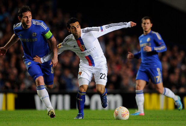 LONDON, ENGLAND - MAY 02:  Mohamed Salah of Basel holds off Frank Lampard of Chelsea during UEFA Europa League semi final second leg match between Chelsea and FC Basel 1893 at Stamford Bridge on May 2, 2013 in London, England.  (Photo by Michael Regan/Getty Images)