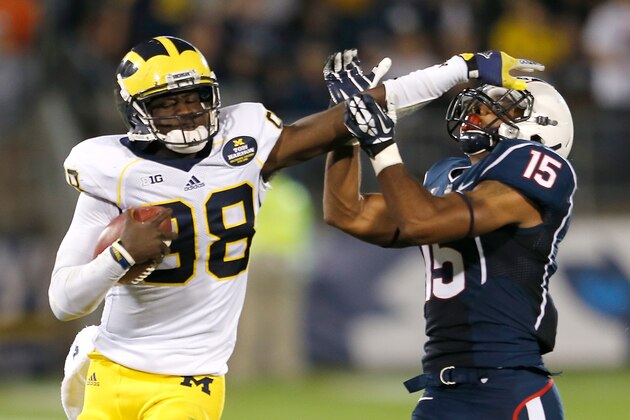EAST HARTFORD, CT - SEPTEMBER 21: Devin Gardner #98 of the Michigan Wolverines runs by Ty-Meer Brown #15 of the Connecticut Huskies in the second half at Rentschler Field on September 21, 2013 in East Hartford, Connecticut.   (Photo by Jim Rogash/Getty Images)